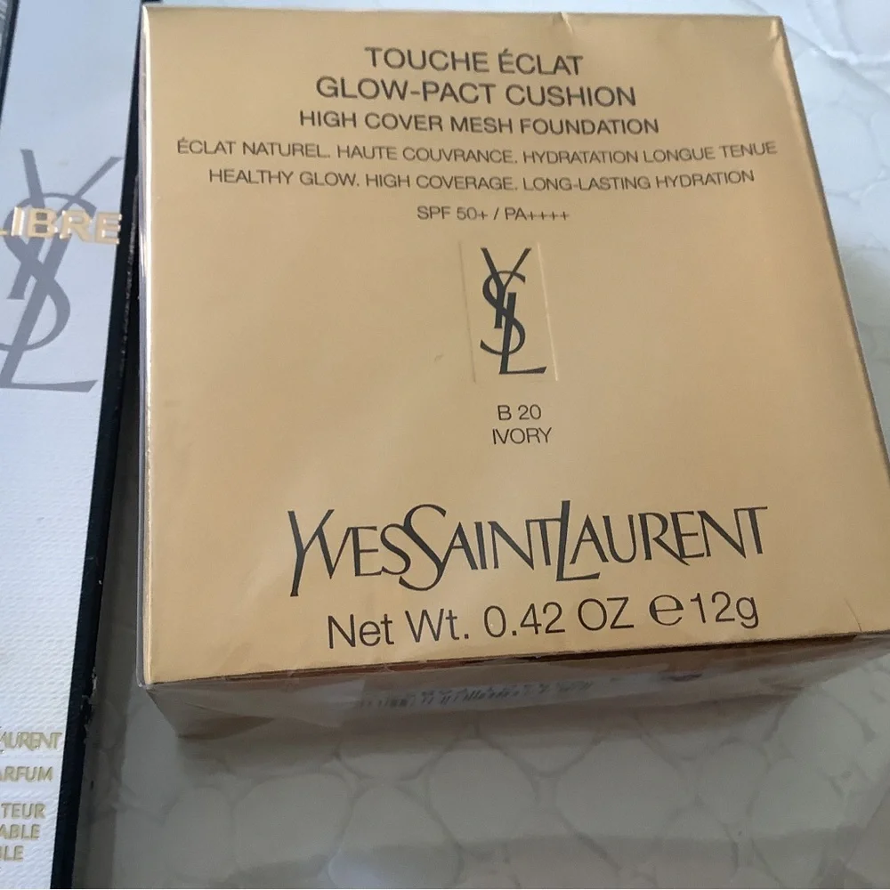 Yves Saint Laurent Touche Éclat Glow-Pact Cushion Foundation - Ivory (B20)